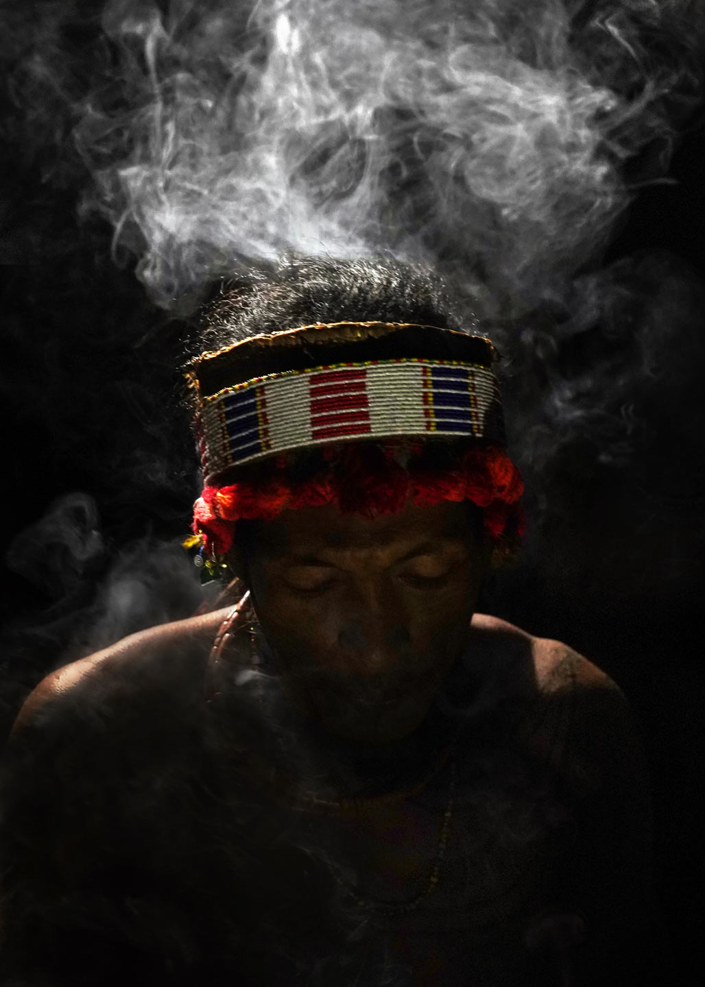 Homme spirituel fumée Mentawai Indonésie – photographie culturelle