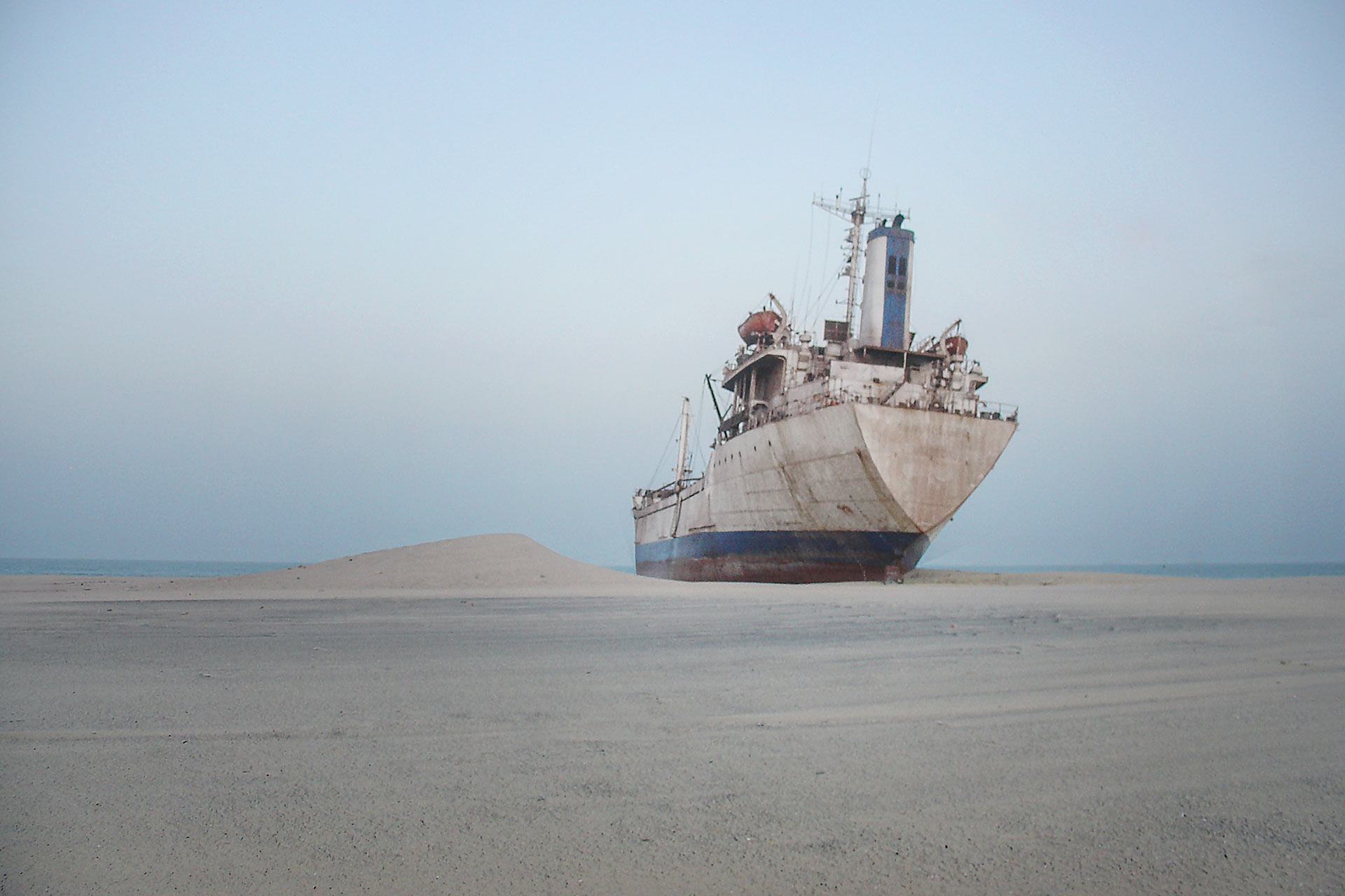 Épave sur plage Mauritanie – photographie artistique