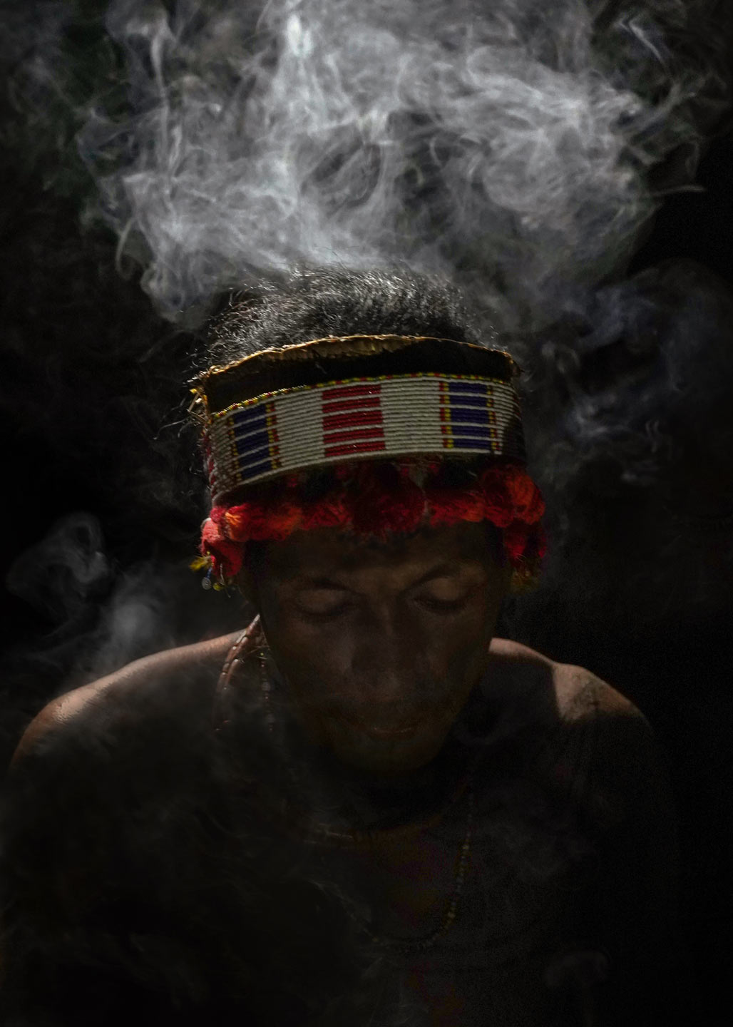 Homme spirituel fumée Mentawai Indonésie – photographie culturelle