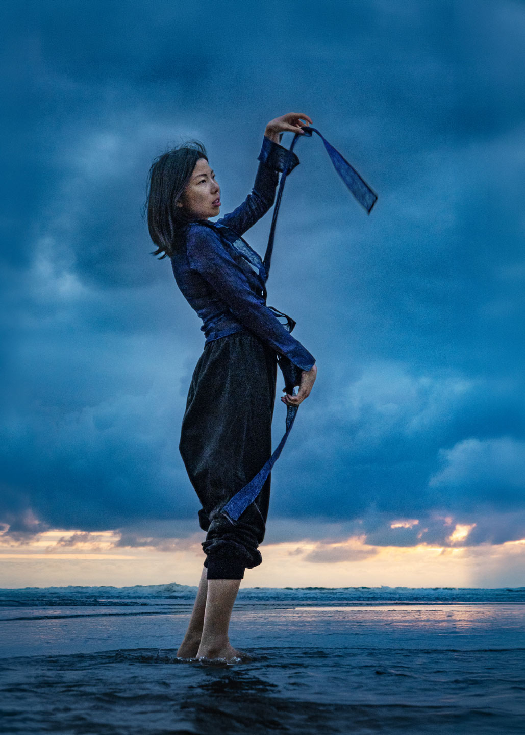Portrait femme au coucher de soleil Pays Basque – photographie branding