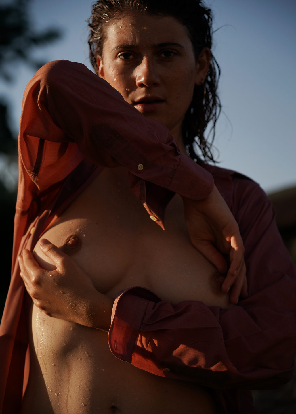 Portrait poitrine d'une femme sensuelle