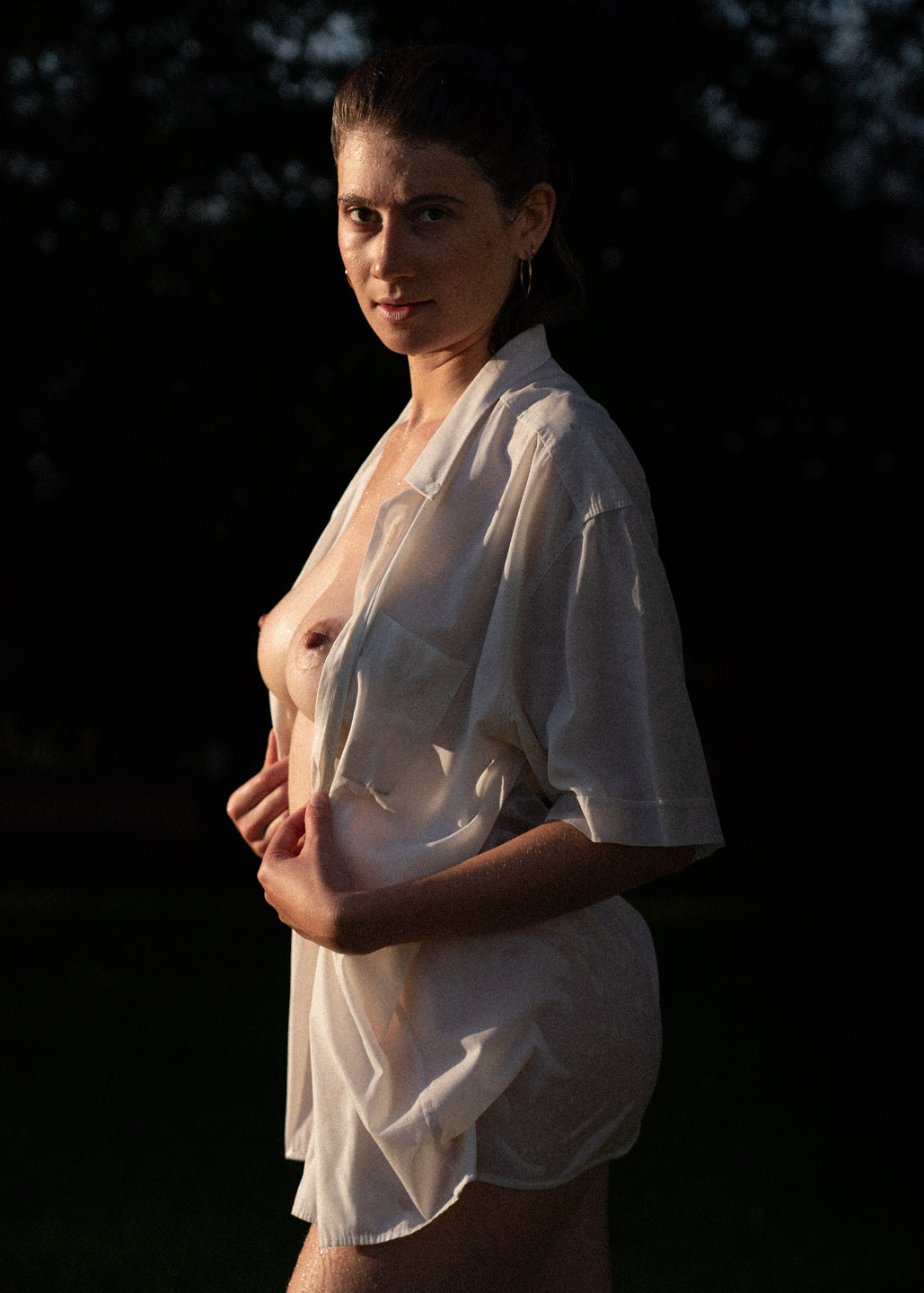 Portrait d'une femme  sensuelle chemise ouverte